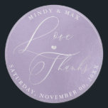 PixDezines ROMANTIC SCRIPT KÄRLEK THANKS DIY FÄRG Runt Klistermärke<br><div class="desc">PixDezines kärlek och tack vare den ,  romantiska kalligrafin DIY lilac färg bakgrund. Copyright © 2010-2019 PixDezines™. Alla höger reserverade.</div>