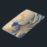 PixDezines-Vintage, Underbar Wave, Hokusai 葛 飾 北 斎 iPad Mini Skydd<br><div class="desc">PixDezinves Vintage av japansk konst med faux guld-accent. Kanagawas Underbara våg är en av de mest synliga i världen. Konstnären Hokusai,  1832 (Edo Period). Att beskriva kinami som underbara vågar,  INTE tsunami. Digitalt utökat med PixDezines. Copyright © 2008-2023 PixDezines™.</div>