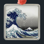 PixDezines-Vintage, Underbarare våg, Hokusai 葛 飾 北 Julgransprydnad Metall<br><div class="desc">PixDezinves Vintage av japansk konst. Kanagawas Underbarare våg är en av de mest synliga i världen.  Konstnären Hokusai,  1832 (Edo Period).   Skämtar kinamin som underbarare vågar,  NOT tsunami.
 
se. Alla höger reserverade.</div>
