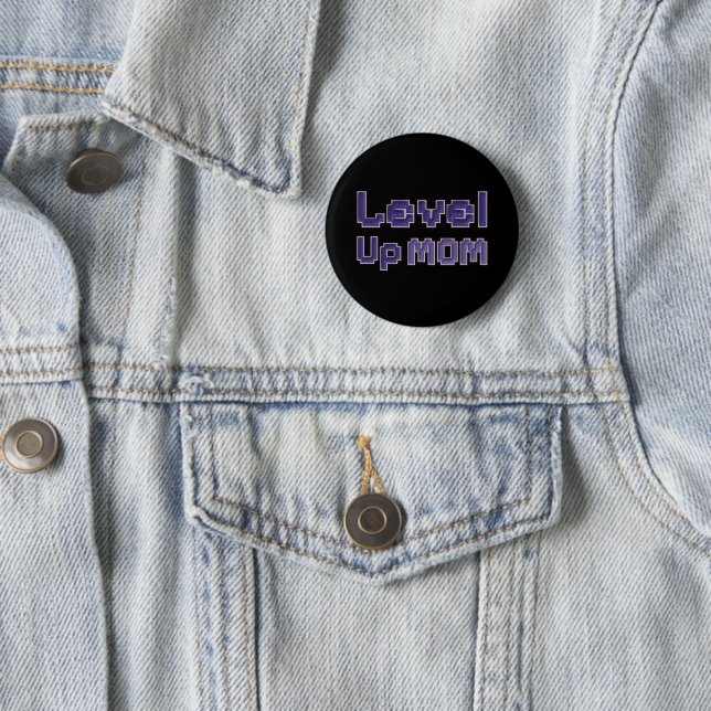 Pixel Level Up Mom Gamer Pin - Lila på Svart Knapp (In Situ)