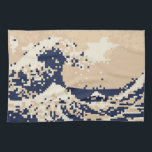 Pixel Tsunami 8-bitars Pixel Art Kökshandduk<br><div class="desc">Den Underbara vågen av Kanagawa (神 奈 川 浪 裏) Vintage 8-bitars Pixel Tsunami Art. Globe Trotters specialiserar sig på idiosynkratisk bild från hela världen. Här hittar du unika hälsningskort,  vykort,  Poster,  Mousepads med mera.</div>