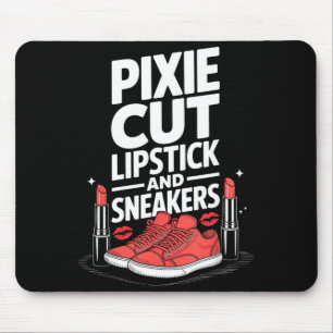 Pixieklippning läppstift och sneakers kort hårstil musmatta