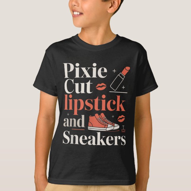 Pixieklippning läppstift och sneakers kort hårstil t shirt (Framsida)