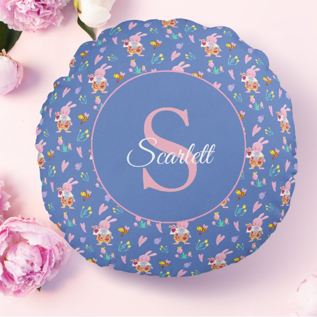 Pjåkfull rosa kanin & blommor Blått monogram Rund Kudde (Skapare uppladdad)