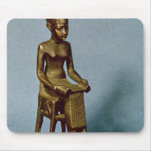 Placerad staty av det Imhotep innehav ett öppet Musmatta