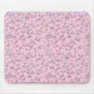 Placerare av pärlor av vit rosa på rosa sammet musmatta
