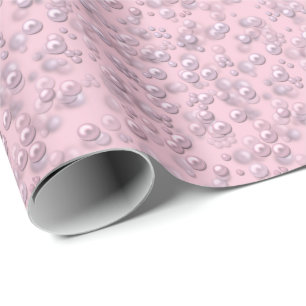 Placerare av pärlor av vit rosa på rosa sammet presentpapper