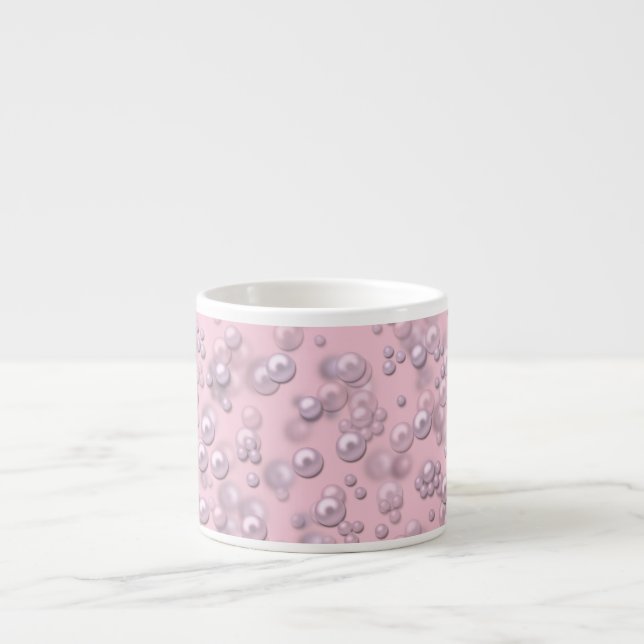 Placerare av vit-rosa pärlor på rosa sammet espressomugg (Framsidan)