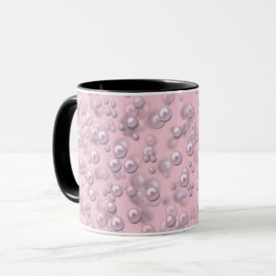Placerare av vit-rosa pärlor på rosa sammet mugg