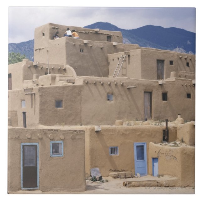 Placerat i dalen av ett litet skattskyldigt av kakelplatta (Framsidan)