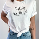 Placeringsdatum för T-shirt-Anpassningsbar för sys T Shirt<br><div class="desc">Perfektens skjorta för att fira dina systrar helg bort. Oavsett om du firar en födelsedag, planerar en mini-reunion, en bachelorette-fest eller bara hänger med dina flickvänner, så kommer den här skjortan att ställa in scenen för bästa helg/resa någonsin. Anpassa genom att lägga till plats och datum för din resa bort....</div>
