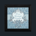 Plåda för "dotter" till elfenbensdamm, silver/blåt smyckeskrin<br><div class="desc">Söt chic Docka stil keepsakes presentbox. Designad med en liten tvist, av subtila elefanter som är associerade med tur, förmögenhet, skydd och är en välsignelse för all ny början. Perfekt för att visa upp en extra speciell gåva till din dotter. Det står: "Till min underbara dotter", eller kan anpassas med...</div>