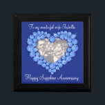 Plåda med blått foto från Heart Sapphire bröllop Smyckeskrin<br><div class="desc">Söt sapphire-grafik-effekt bevarar Trinket-presentlådan. Perfekt för att visa upp en extra-speciell gåva till din fru på en speciell 45-årig safir-bröllop-årsdag eller andra särskilda tilldragelser. "Till min underbara fru Isabella. Lycklig Sapphire-årsdagen kan anpassas med ditt foto och med ditt eget namn och ord. Sarah Trett utformar exklusiven.</div>