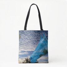 Pläkta hästen och tidigt morgon himlar på en