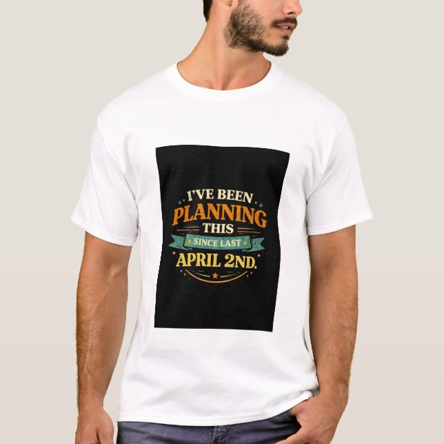 Planerad sedan 2 april Rolig Prat T-Shirt (Framsida)