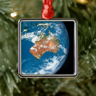 Planet Earth visar moln över Australien. Julgransprydnad Metall