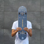 Planeter och raketer, Skateboard Rymden<br><div class="desc">Ett tema Skateboard med planeter,  stjärnor och en rymdfärja i tecknad stil mot blå bakgrund och anpassade namn. Fin presentidé för ett barn (eller inte) som kärlek rymmer äventyr!</div>