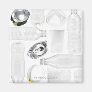 Plast- flaskor, koppar och alluminumcans sköt på magnet