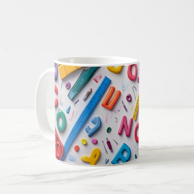 Plastbokstäver arrangerade konstnärligt på en mörk kaffemugg (Framsida vänster)