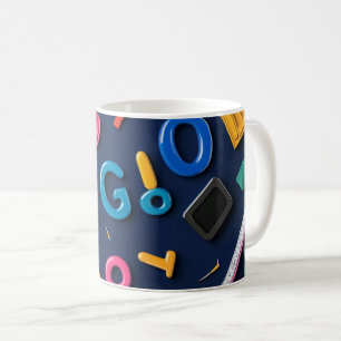 Plastbokstäver arrangerade konstnärligt på en mörk kaffemugg