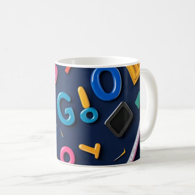 Plastbokstäver arrangerade konstnärligt på en mörk kaffemugg (Framsida höger)