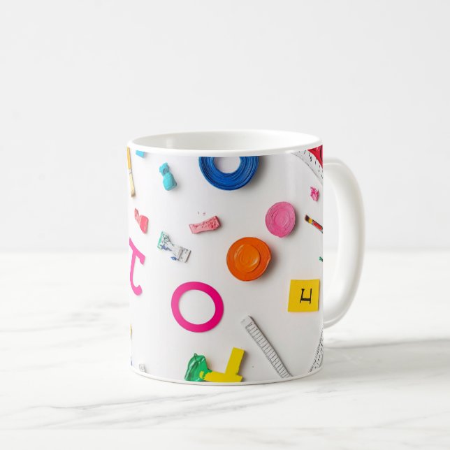 Plastbokstäver arrangerade konstnärligt på en mörk kaffemugg (Framsida höger)