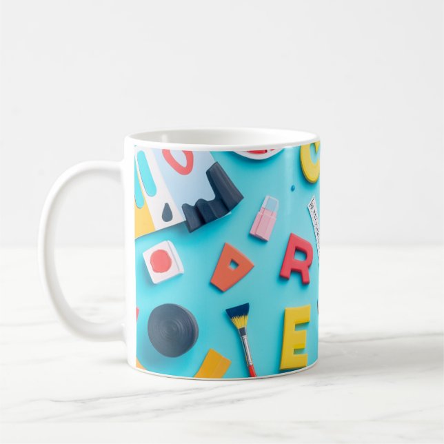 Plastbokstäver arrangerade konstnärligt på en mörk kaffemugg (Vänster)