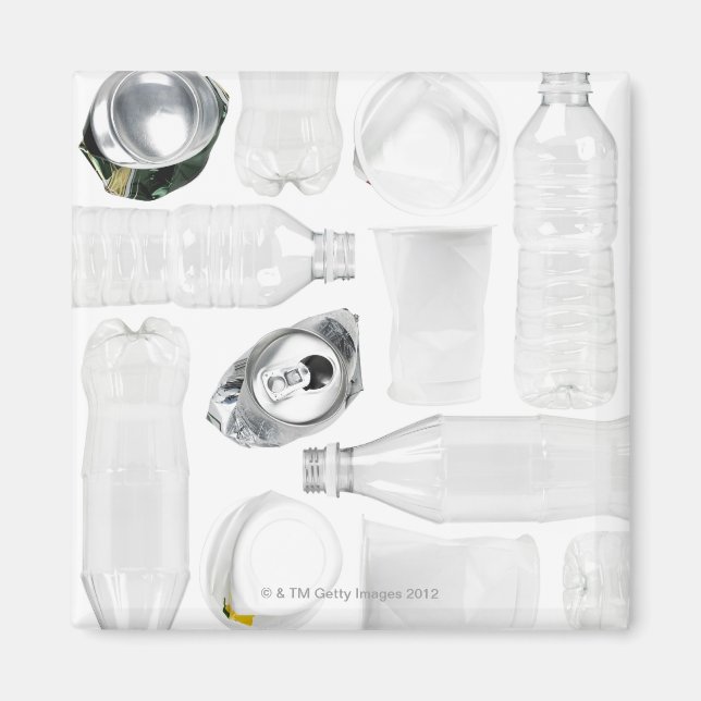 Plastburkar av flaskor, kopp och alluminiumburkar  magnet (Framsidan)