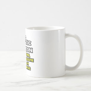 Plastkirurg antar att jag aldrig har fel kaffemugg