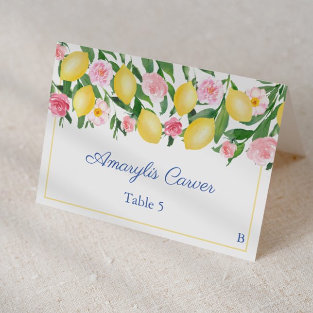 Plattskort för Lemons Blue Tile Meal Choal Bröllop Bordsnummer (Lemons with pink flowers individual place card design with blue and white Italian tile print)