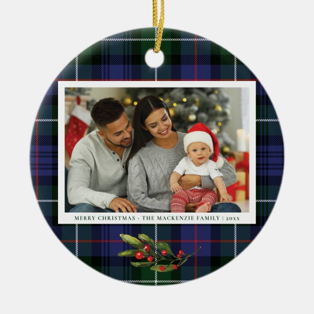 Play Family Photo Red Berries MacKenzie Tartan Julgransprydnad Keramik (Framsidan)