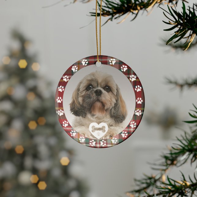Play Shih Tzu Hund Pet Photo Jul Helgdag Julgransprydnad Keramik (Plaid Red Check Pet Paws Ceramic Ornament)