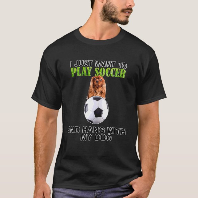 Play Soccer HW Hund Cavalier Kung Charles Brown T Shirt (Framsida)