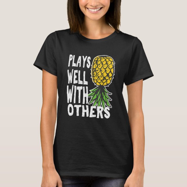Play Well With Others Up Side Down Pineapple Quote T Shirt (Framsida)