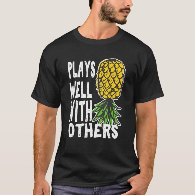 Play Well With Others Up Side Down Pineapple Quote T Shirt (Framsida)