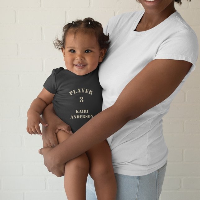 Player 3 med namn och nummer (i sand) t shirt (Skapare uppladdad)