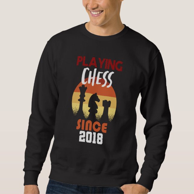 Playing chess since 2018 lång ärmad tröja (Framsida)