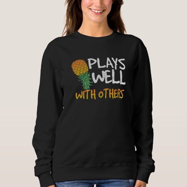 Plays Well With Others  Pineapple Swinger Couple P T Shirt (Framsida)