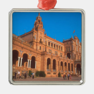Plaza de Espana i Sevilla, Spanien. Julgransprydnad Metall