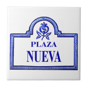 Plazaen Nueva, den Granada gatan undertecknar Kakelplatta