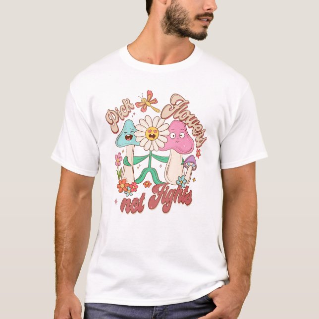 Plocka Flowers, ej slåss | Mushroom & Blommigt T Shirt (Framsida)