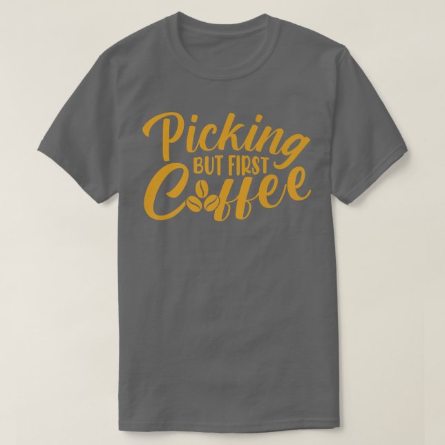 Plockning men tillsättning av kaffe i första kaffe t shirt (Design framsida)