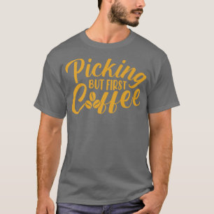 Plockning men tillsättning av kaffe i första kaffe t shirt