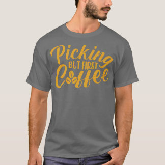 Plockning men tillsättning av kaffe i första kaffe t shirt