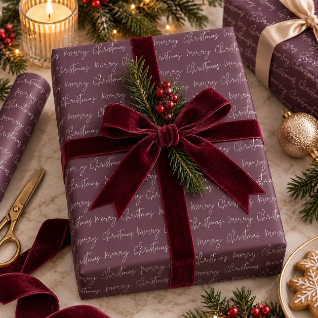 Plommon Burgundy God Jul Scriptmönster Presentpapper (Plum Burgundy Merry Christmas Script Pattern Wrapping Paper)
