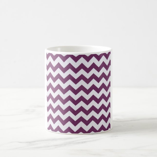 Plommonlila Chevron – Texturerad vit sicksack Kaffemugg (Center)