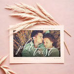 Plot Twist Modern Minimal Calligraphy & Photo Spara Datumet<br><div class="desc">Ibland förändras sak. Uppdatera dina gäster i bröllop med ditt nya bröllop-datum med vårt moderna kort för att spara datumet. Utformningen har en enkel och modern layout med ett pars platshållare för foton med en ljussvart toningsövertäckning och "Plot Twist: visas över fotot i modern kalligrafi. Enkel rosa ram med ditt...</div>