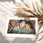 Plot Twist Modern Minimal Calligraphy & Photo Spara Datumet<br><div class="desc">Ibland förändras sak. Uppdatera dina gäster i bröllop med ditt nya bröllop-datum med vårt moderna kort för att spara datumet. Utformningen har en enkel och modern layout med ett pars platshållare för foton med en ljussvart toningsövertäckning och "Plot Twist: visas över fotot i modern kalligrafi. Enkelt vit ram med ditt...</div>