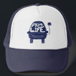 Plug Life Cute Navy Blue Electric Car Keps<br><div class="desc">Kopplar du rutinmässigt in elbilen för att ladda upp den? Då lever du verkligen kontakten. Den här söta designen illustrerar en elbil i marint blått med meddelandet "Plug Life" som är skrivet på vindrutan. Gör en underbar gåva till stolta ägare av el fordon.</div>