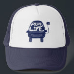 Plug Life Cute Navy Blue Electric Car Keps<br><div class="desc">Kopplar du rutinmässigt in elbilen för att ladda upp den? Då lever du verkligen kontakten. Den här söta designen illustrerar en elbil i marint blått med meddelandet "Plug Life" som är skrivet på vindrutan. Gör en underbar gåva till stolta ägare av el fordon.</div>